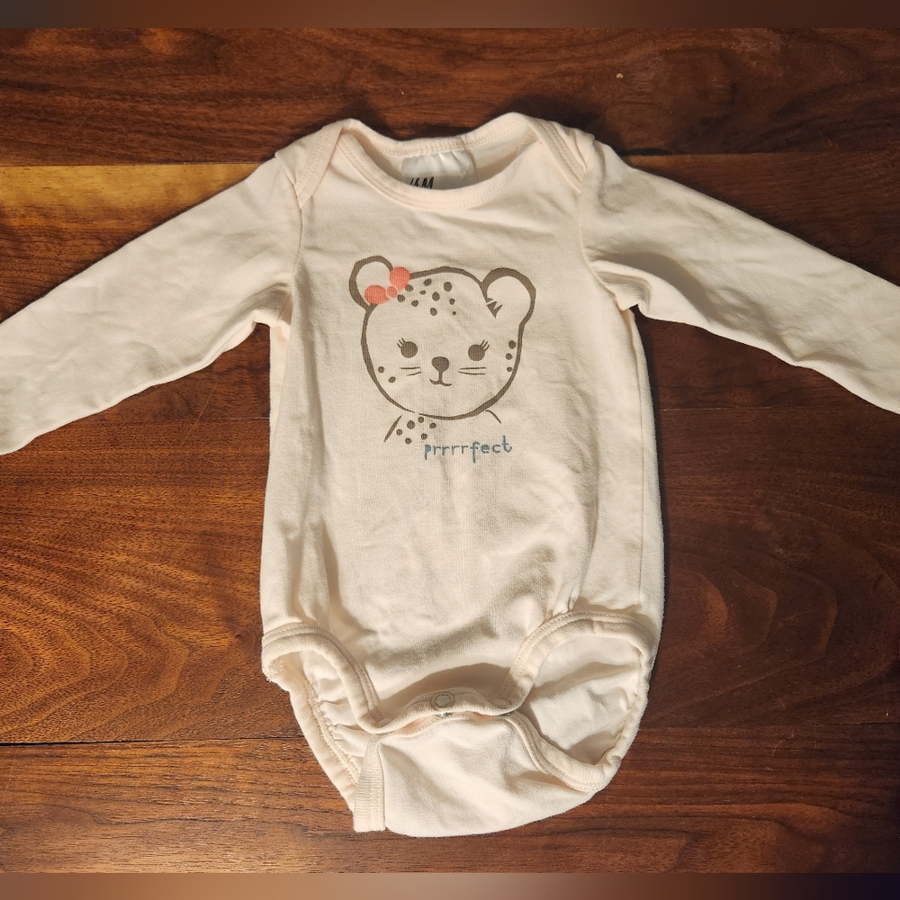 ❤️ 3/$15! H&M Cream Baby Bodysuit with Cute Animal Design